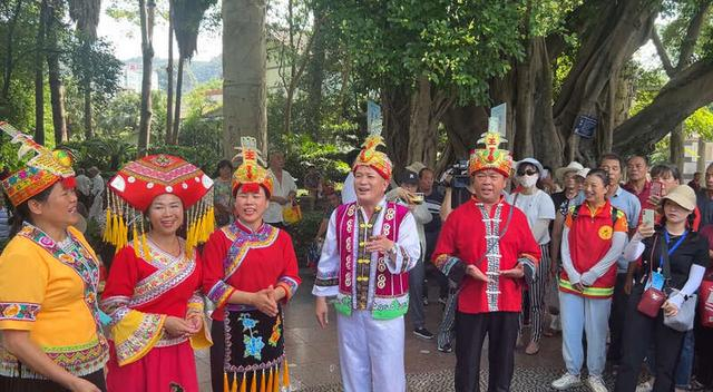 在鱼峰公园唱山歌的群众 中青报·中青网记者 李桂杰 /摄