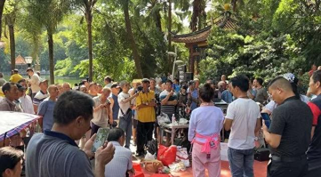 群众围观拍摄直播唱山歌的年轻人。中青报·中青网记者 窦月华/摄