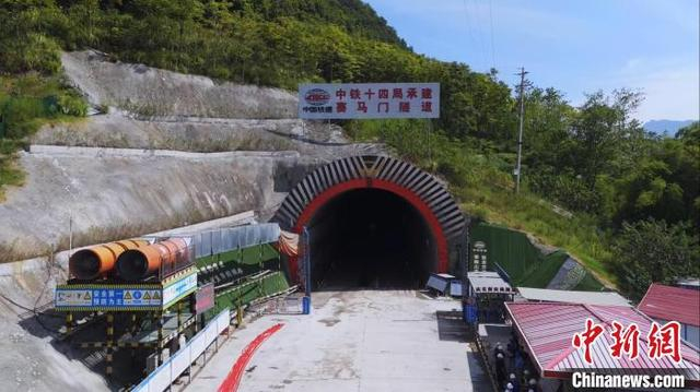 图为西渝高铁康渝段赛马门隧道。京昆高速铁路西昆有限公司供图