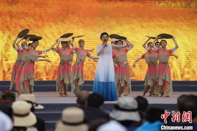 图为庆祝大会上的歌伴舞表演《在希望的田野上》。陈宗淇 摄