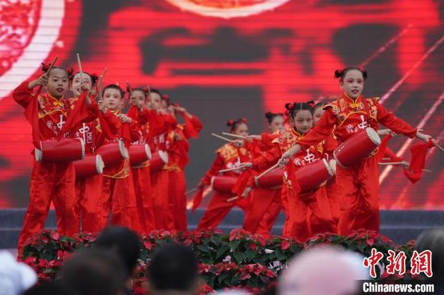 图为庆祝大会上的舞蹈表演《童心鼓韵》。陈宗淇 摄
