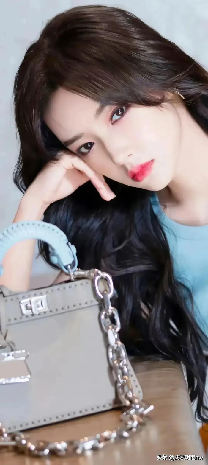 优雅甜美,性感妩媚,气质迷人的程潇,美丽动人的写真照