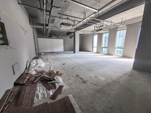 △临港金融大厦由一幢主楼和东西两幢裙楼组成，西裙楼的304室为空置未装修状态。