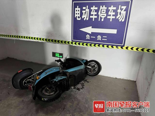 记者在绿地中央广场电动自行车地下库骑车过程中，电驴车头塞入凸出的墙体与路面之间的空隙。南国早报全媒体记者 程浩楠摄