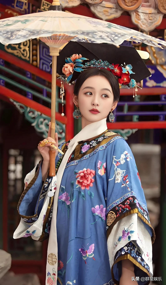 看她穿着清宫装,一回头看向镜头,那感觉就像是古代画里的美人儿突然活