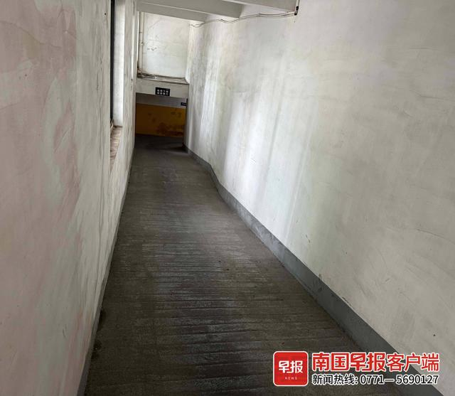 南宁万科大厦电动自行车地库联络道的连续下坡。南国早报全媒体记者 程浩楠摄