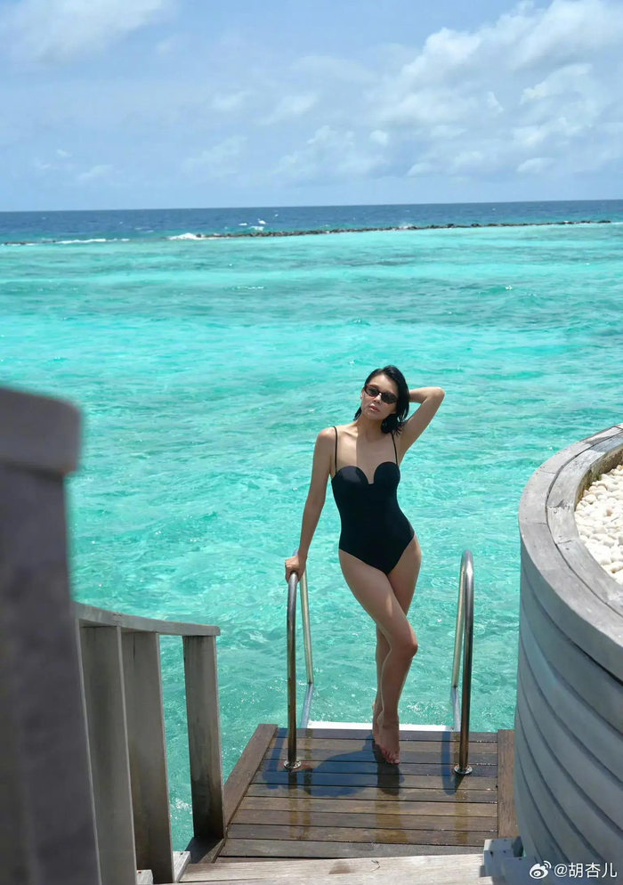 天呐,胡杏儿晒泳装照,根本看不出是三娃妈,网友却说腹直肌分离