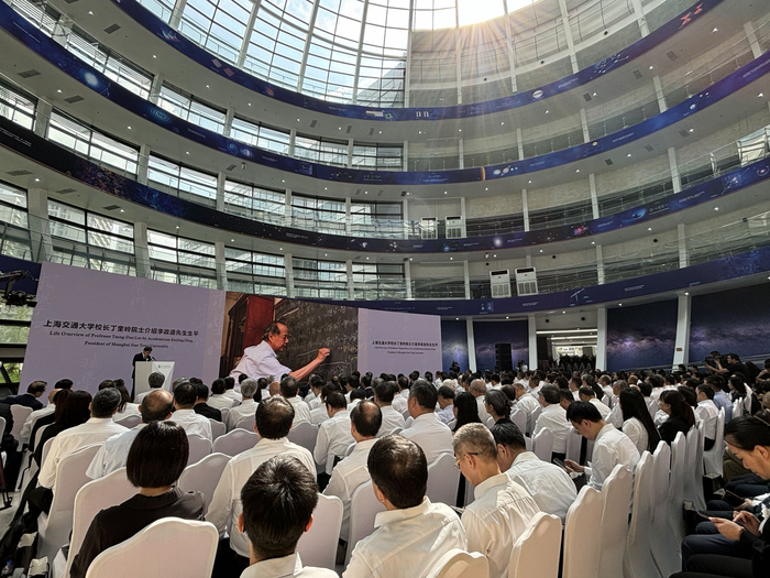 8月25日，“李政道先生悼念追思会”在上海交大李政道研究所举行，光线透过建筑穹顶。 澎湃新闻记者 邹佳雯 摄