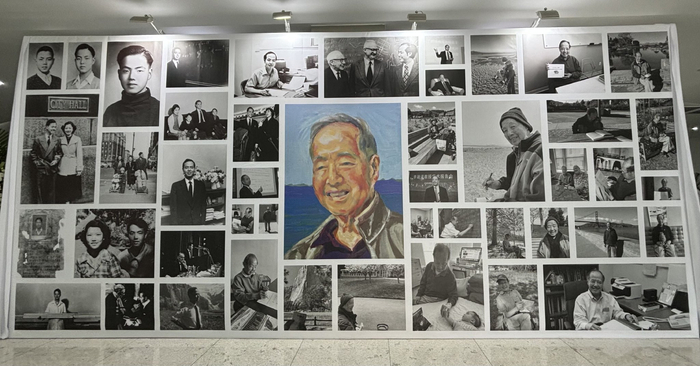 8月25日，追思堂的李政道影像展板上，有大量李政道晚年的影像。 澎湃新闻记者 邹佳雯 摄