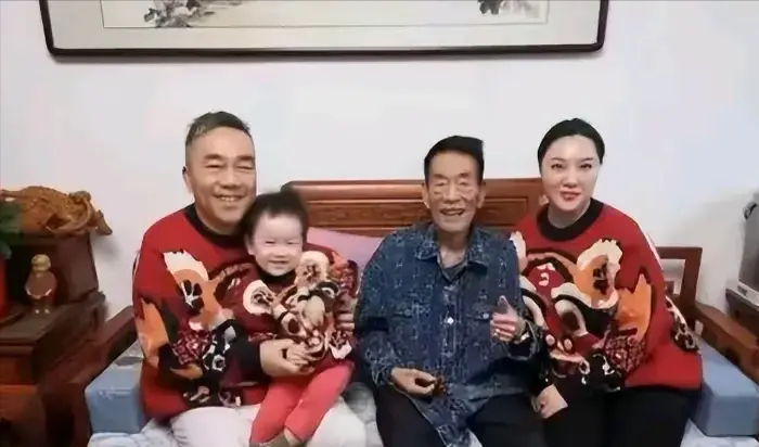 杨议被爆小五婶后,昔日搭档"条子哥"登门看望,脸框消瘦惹人疼