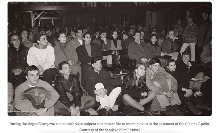 当年不畏战火来到阿波罗剧院看电影的人们。