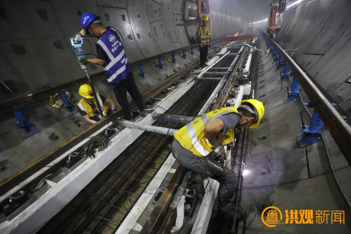 地铁2号线东延工人们在铺轨 