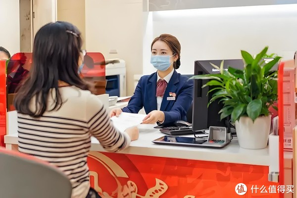 现今,到银行办理新银行卡的流程变得复杂,客户需回答众多问题并提交一