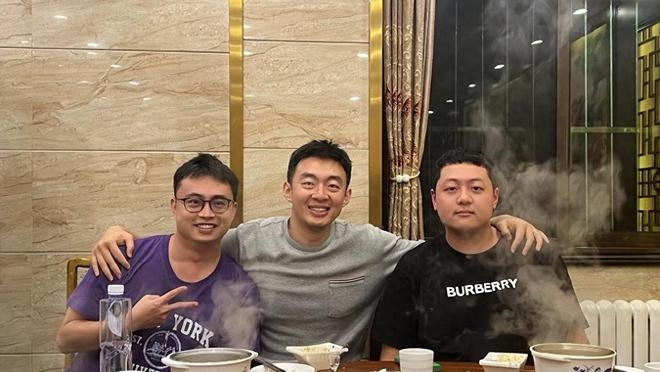 刘家成（中）、辽宁总经理刘子庆（右）和广州龙狮总经理林葳制造了三方大交易。