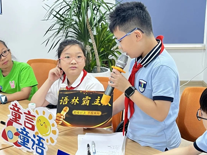 其中来自西郊学校的老师评委对本次辩论赛的辩手充分赞扬,表示同学们