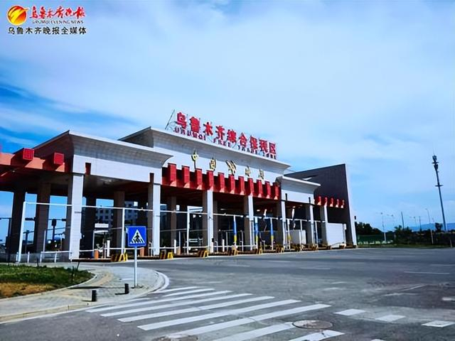 　　8月14日，乌鲁木齐综保区大门口的进出“智能卡口”。 记者李宁艳摄