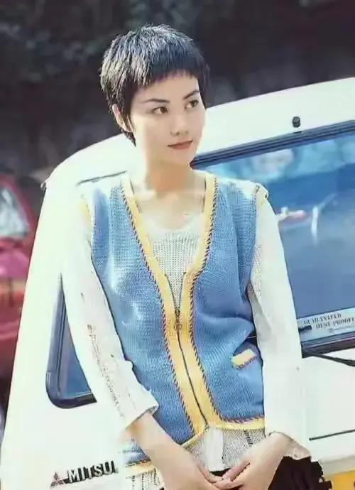 王菲年轻时真是美极了,她那种气质在娱乐圈里真的找不出第二个