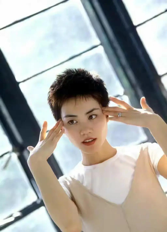王菲年轻时真是美极了,她那种气质在娱乐圈里真的找不出第二个