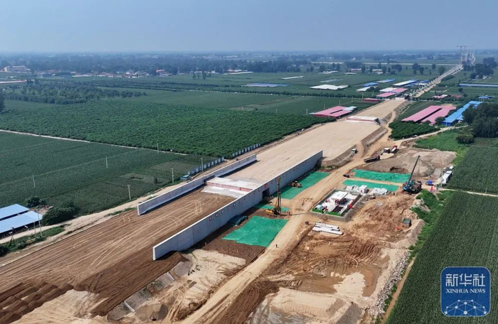 雄忻高铁唐县站建设现场（8月23日摄，无人机照片）。