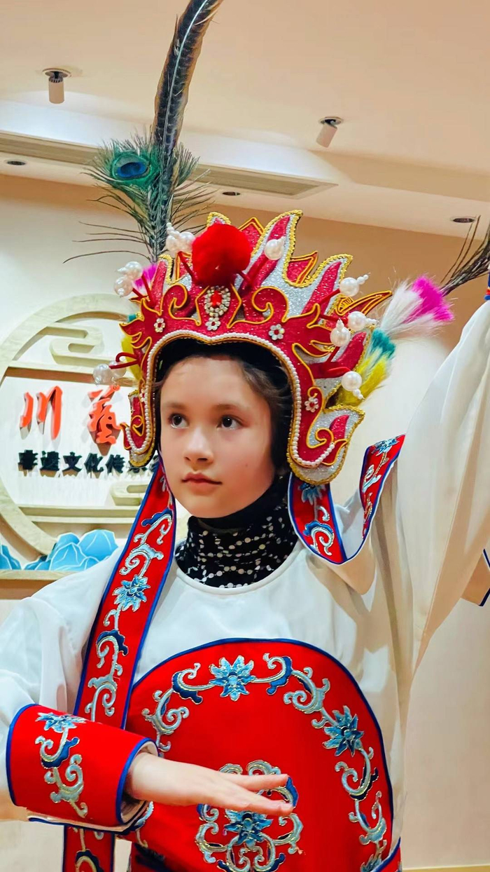 说四川话,学川剧变脸 "洋娃娃"贺思蕊:把中国传统文化带到全世界丨