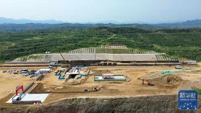 雄忻高铁阜平站建设现场（8月23日摄，无人机照片）。新华社发（曹龚摄）