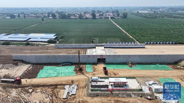 雄忻高铁唐县站建设现场（8月23日摄，无人机照片）。