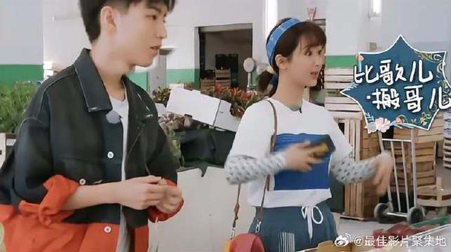 杨紫太牛了!国外买菜全靠比划,肢体语言看呆王俊凯!