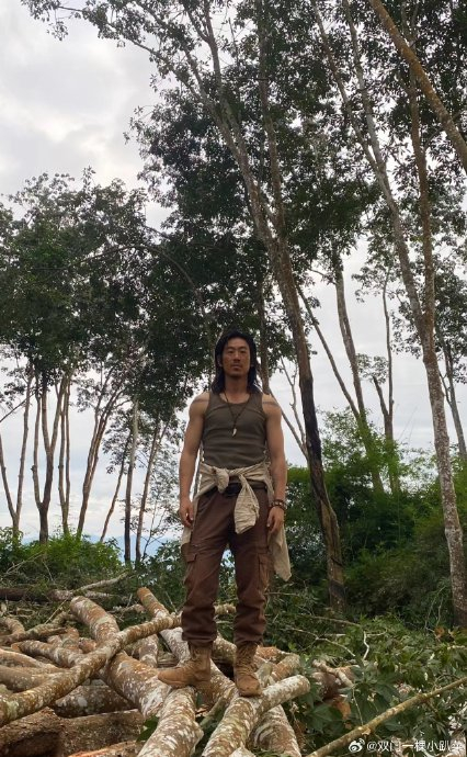 江奇霖发了但拓《边水往事》片场ootd