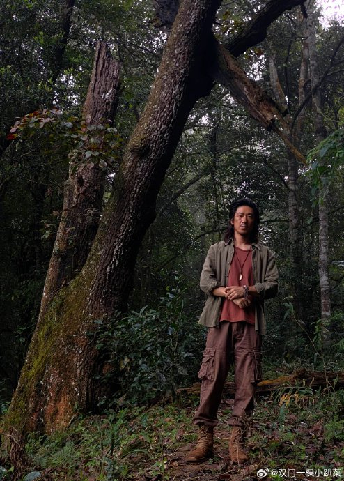 江奇霖发了但拓《边水往事》片场ootd
