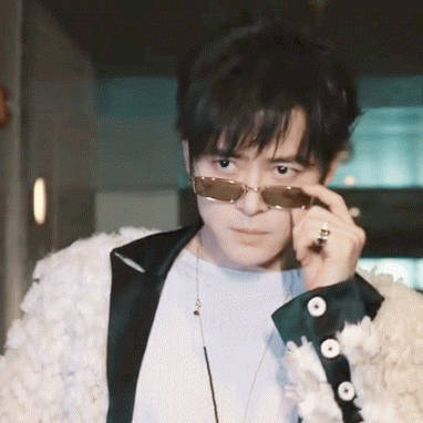 我的天,又听到付辛博唱《独秀》了,原滋原味,状态非常稳,爱了