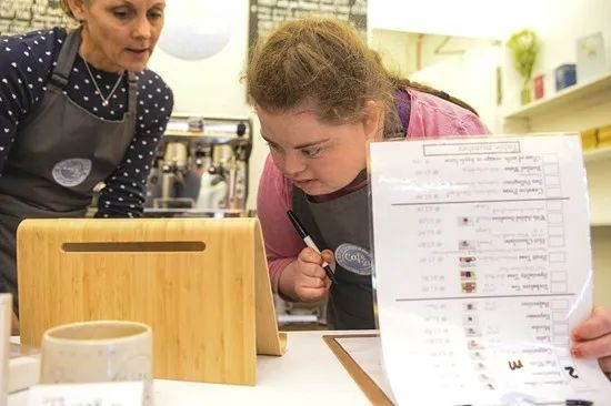 英国一咖啡馆雇佣唐氏综合征患者，患者自食其力笑容温暖。视觉中国供图（资料配图）