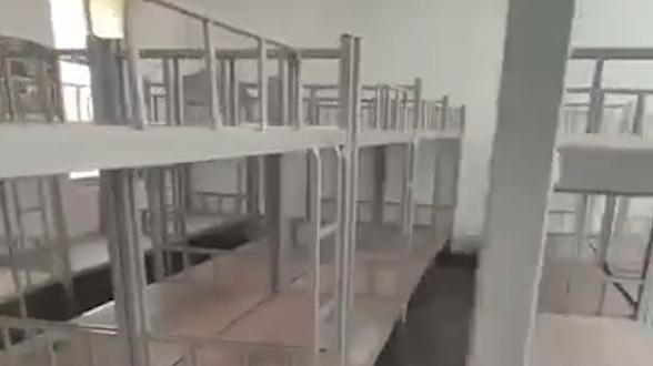 家长称高二女生宿舍一间住48个人,学校回应是惯例教育局称在沟通