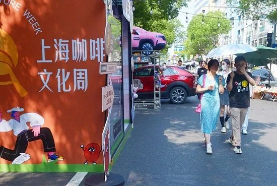 上海的大学路“含咖量”十足，市民逛街品咖啡。视觉中国供图（资料配图）