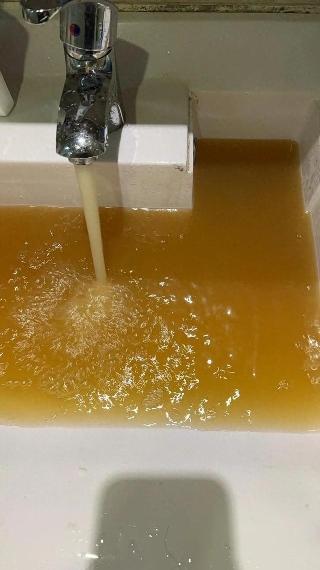 自来水浑浊。图/受访者提供 