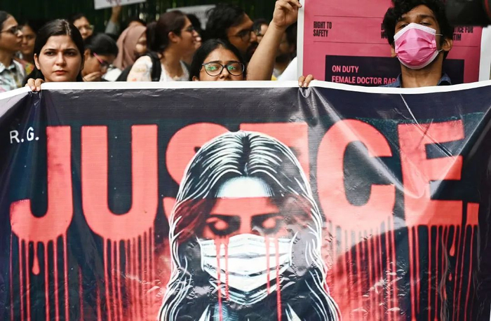 当地时间8月19日，印度新德里，加尔各答一家医院，医生们举行抗议活动。视觉中国 图