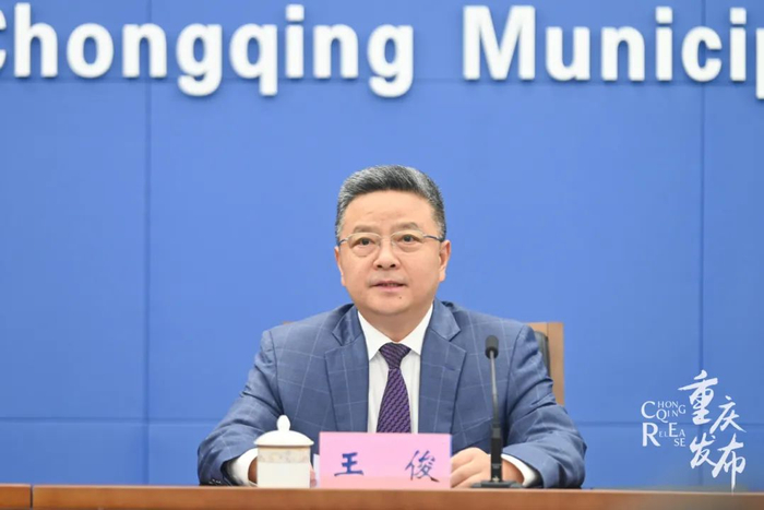 王俊回答记者提问  邹乐 摄