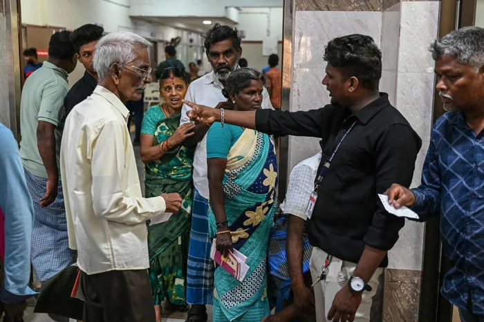当地时间2024年8月17日，印度金奈，患者们在医院排队等待就医。视觉中国 图
