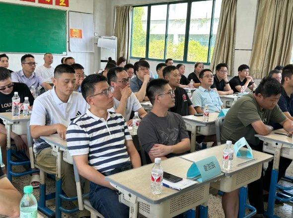 学校点名爸爸来开家长会：父亲育儿不能是“奢侈品”