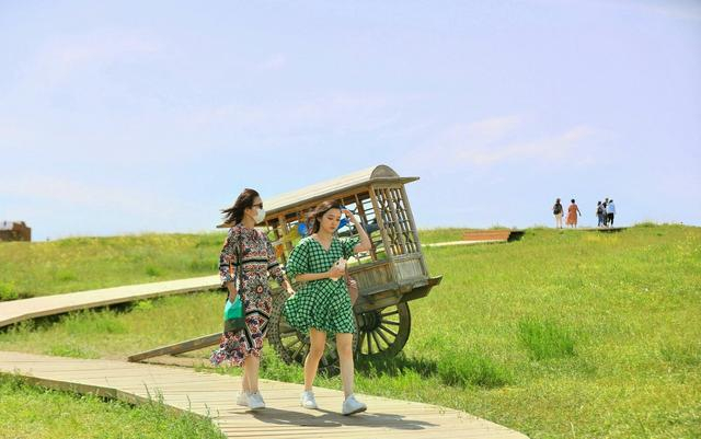 盛夏时节的包头春坤山景区 北疆新闻记者 张杨摄影（资料图片）