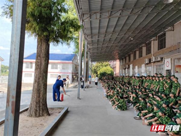 长沙县金井镇应急事务中心,在长沙县第九中学开展"开学第一课"活动