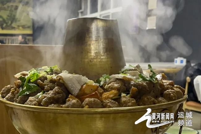 图为运城美食新绛县铜火锅
