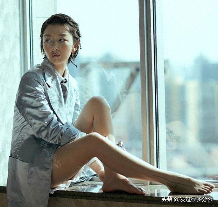 周冬雨光脚大片:纤巧细致,白皙修长!御姐风满满!