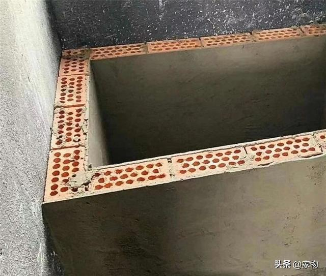 这砖砌浴缸倒是如今仍很火爆的装修,在很多家居和民宿空间里,都时常能