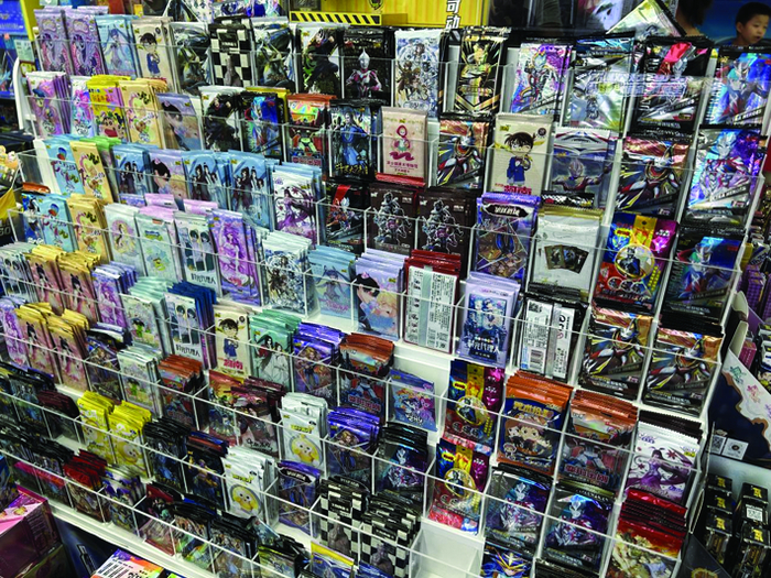 图为专卖店内各式各样的卡牌盲盒。