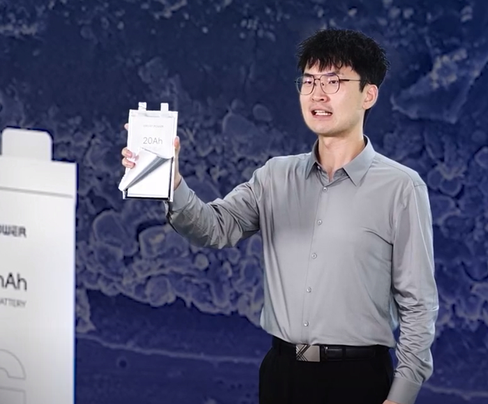 发布会前一周，因一张海报牵动股价剧烈波动的场景还在眼前。