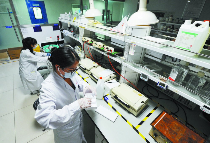 　　以岭药业研发人员正在进行新药研发实验。本报记者 郄 磊 摄