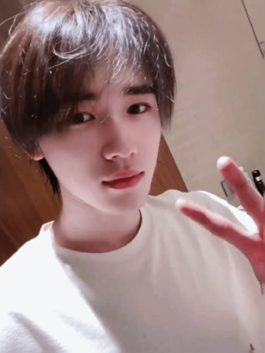 宋亚轩染发vlog,素颜状态好好,沉浸式欣赏美貌!