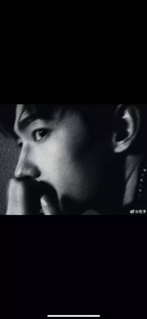 829杨洋用脸鲨人事件!抗住了怼脸拍,每一个角度都好完美 黑白配,绝配!