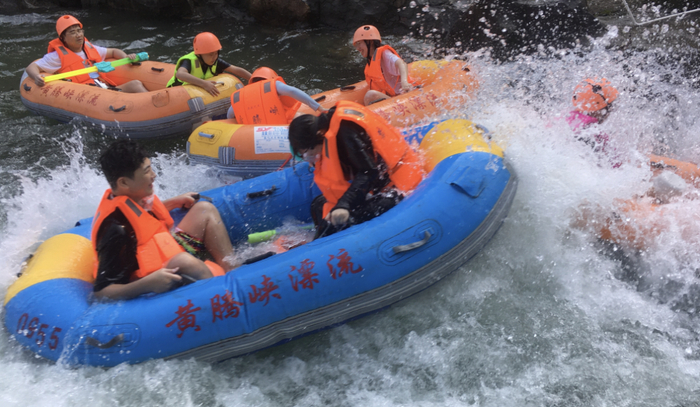 暑期，不少街坊去清远漂流景区游玩。热心读者供图