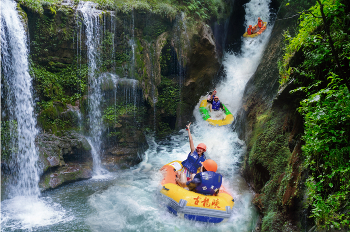 古龙峡漂流赛道落差大、弯道多，好玩刺激的同时船只也容易碰撞翻侧。景区供图